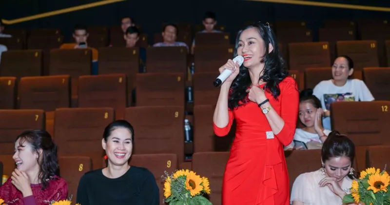 Th&acirc;n Th&uacute;y H&agrave; (vai b&agrave; S&aacute;ng) kh&oacute;c khi nhớ lại cảnh diễn đ&aacute;nh con chồng trong phim.