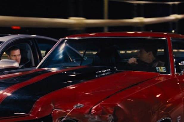 6. Jack Reacher (2012) – Trước khi làm việc cùng nhau trong Mission: Impossible – Cruise và đạo diễn Christopher McQuarrie đã từng hợp tác trong phim hành động Jack Reacher với các cảnh rượt đuổi ô tô mà Tom Cruise tự mình thực hiện hoàn toàn, kể cả cảnh anh đâm sầm vào tường và mấy chiếc ô tô khác. Cruise tiếp tục sử dụng kỹ năng lái xe hành động của mình để áp dụng vào cảnh băng qua một con hẻm nhỏ trong Mission: Impossible – Rogue Nation, camera quay phim gắn chặt vào kính chắn gió khiến việc nhìn thấy con đường phía trước gần như là điều không thể. (Via The Wrap)