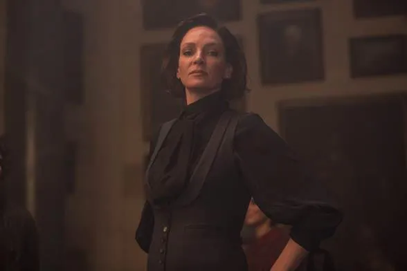 Uma Thurman vào vai bà hiệu trưởng kỳ quái. (Via CJ CGV)