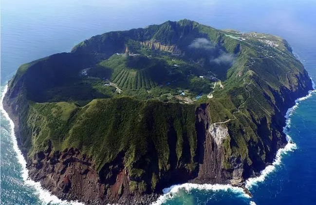 Aogashima là một miệng núi lửa nằm ở phía nam Hachijojima. Trong phim, hòn đảo này là một dấu ấn của thị trấn Itomori, quê nhà Mitsuha và một địa điểm quan trọng khi Mitsuha và Taki biết được sự thật. Trên thực tế, vì vị trí hiểm trở mà việc di chuyển đến đây không thuận tiện. Cách an toàn nhất là bắt máy bay từ Haneda đến đảo Hachijojima, sau đó chuyển qua trực thăng 9 hành khách - phương tiện duy nhất - để đến Aogashima. Phương pháp đi bằng thuyền thì nguy hiểm hơn rất nhiều do xung quanh đảo không có các đảo nhỏ và vịnh biển.
