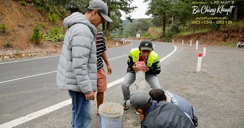 Không chỉ vậy, đích thân anh còn tự mình kiểm tra những những khối bê tông được gắn trên đường, vốn nằm trong thiết kế ngoại cảnh của bộ phim
