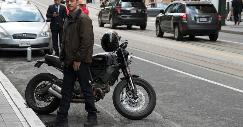 Eddie Brock bên chiếc moto – Phương tiện chính của anh trong Venom?