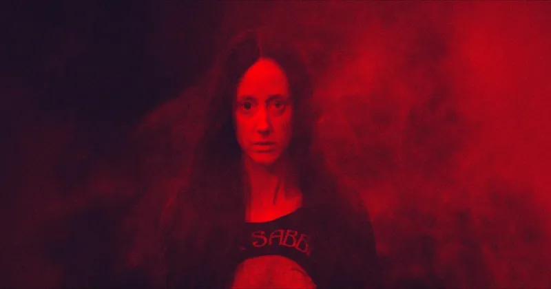 Tạo hình của Mandy khá rùng rợn. (IMDb)