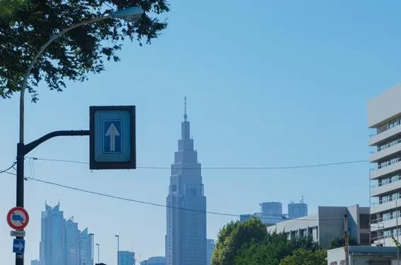 Tòa nhà chọc trời này tọa lạc ở khu Shinjuku, quận Shibuya, Tokyo. Là tòa nhà cao thứ 4 ở Tokyo, được sử dụng cho cảnh mặt trời mọc trong phim.