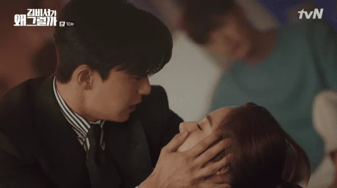 Sau khi nhớ ra mọi chuyện thì Mi So ngất đi. (Soompi)