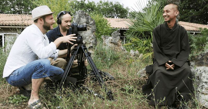 Hai nhà làm phim Marc J. Francis và Max Pugh đang phỏng vấn thầy Pháp Cầu tại Làng Mai.