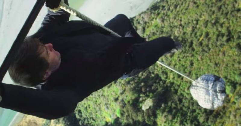 9. Mission: Impossible – Fallout (2018) – Giờ thì trong phần phim Nhiệm Vụ Bất Khả Thi mới nhất, Cruise đi từ rượt đuổi bằng ô tô đến rượt đuổi nhau bằng trực thăng. Trong một buổi phỏng vấn với Graham Norton, Cruise nói anh đã dành 2 năm để lấy bằng lái trực thăng và chuẩn bị cho cảnh quay này, bao gồm cả việc rượt đuổi nhau sát nút qua những ngọn núi ở New Zealand với nam diễn viên Henry Cavill. “Có lúc tôi đã thực sự nghĩ rằng… ‘Ít nhất thì mình cũng bị giết bởi Tom Cruise. Lên báo hẳn sẽ hay ho lắm,’” Cavill nói. (Via The Wrap)