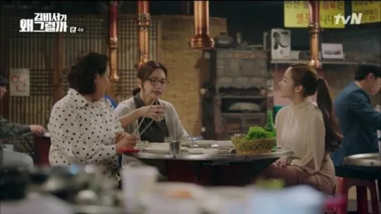 C&ocirc; cũng v&ocirc; tư n&oacute;i chuyện v&agrave; cười đ&ugrave;a với hai chị g&aacute;i của m&igrave;nh (Baek Eun Hye v&agrave; Heo Soon Mi). (Soompi)