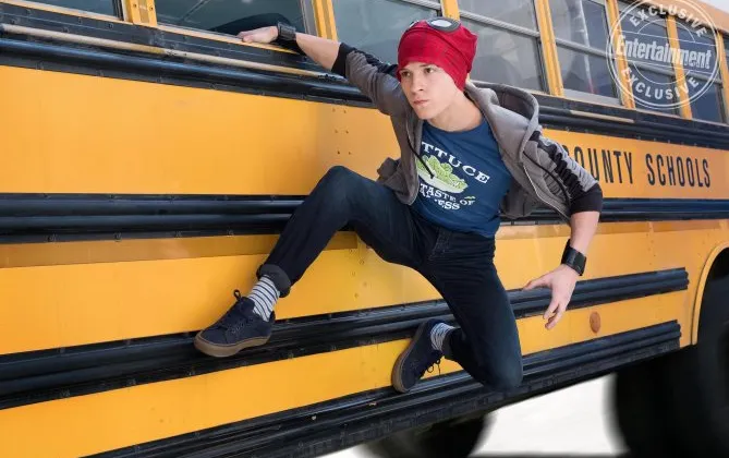 Khả năng parkour chuyên nghiệp giúp Tom Holland không gặp mấy khó khăn khi tạo dáng thế này