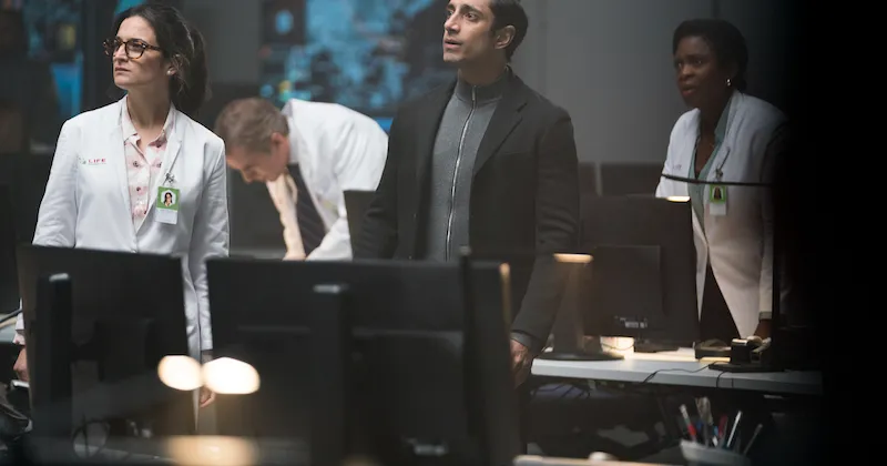 Dr. Drake cùng các nhà khoa học khác trong Venom