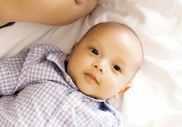 &ldquo;Giá như mình được đ&ocirc;̉i ch&ocirc;̃ cho con m&ocirc;̃i khi con &ocirc;́m đau&rdquo; &ndash; Thuỳ Minh xúc đ&ocirc;̣ng chia sẻ.