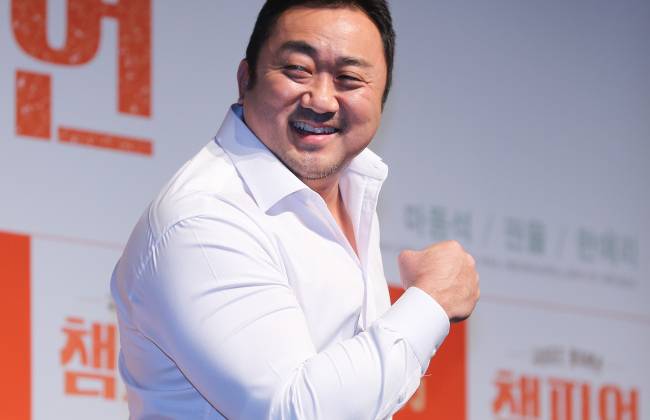 Ma Dong Seok tạo dáng chụp hình tại buổi họp báo cho Champion ở Seoul vào thứ hai.