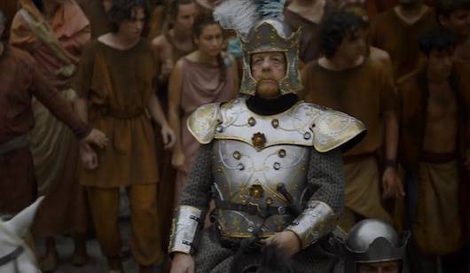 Mace Tyrell trong giáp phục có lẽ dành riêng cho tướng chỉ huy. Tuy vậy bộ giáp này kém tinh xảo hơn hẳn so với của Loras. 
