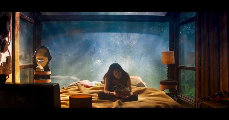 Cuốn sách mà Mandy đang đọc thực chất là tên một bài hát. (IMDb)