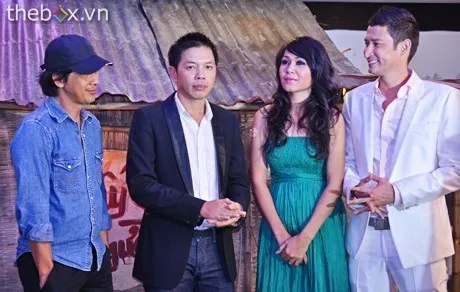 3 diễn viên chính cùng đạo diễn Lưu Huỳnh trong buổi ra mắt phim Lấy chồng người ta