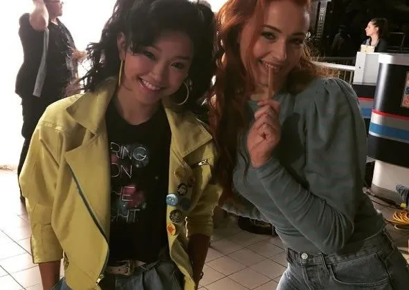 Lana Condor (Jubilee G) và Sophie Turner (Jean Grey).