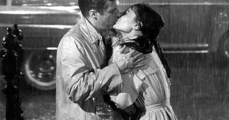 Nụ hôn lãng mạn dưới mưa trong phim Bữa sáng của Tiffany của Goliti (Audrey Hepburn) và Paul (George Peppard) tại công viên New York City đã đi vào lịch sử điện ảnh. Cảnh quay lãng mạn này đã được khán giả bầu chọn
là cảnh quay lãng mạn nhất mọi thời đại.