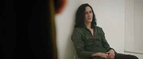 Để chống lại kẻ thù, Thor buộc phải nhờ tới sự trợ giúp của Loki đang bị giam giữ. Tuy nhiên với thái độ lập lờ và nụ cười có phần giảo hoạt của Loki thì sự hợp tác này không biết sẽ đi đến đâu.