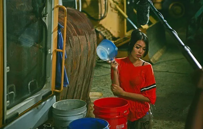 Nh&acirc;n vật của Lan Khu&ecirc; bị 'đuối', một phần bởi kịch bản phim thiếu thuyết phục.