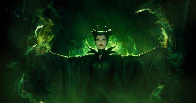 Angelina Jolie đã tình cờ nghĩ ra giọng nói đáng sợ cho nhân vật Maleficent trong lúc tắm cho những đứa con của cô.