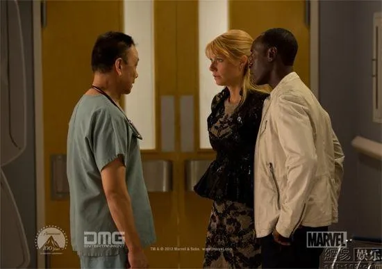 Vương Học Kỳ (ngoài cùng bên trái) trong một cảnh của Iron Man 3 cùng Gwyneth Paltrow và Don Cheadle. Ảnh: Marvel