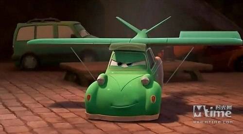 Anh bạn xe hơi tự trang bị thêm cánh để đòi đua cùng máy bay trên trời.