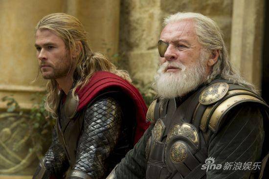 Anthony Hopkins đóng cha của Thor.