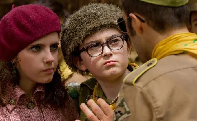 Hai nh&acirc;n vật ch&iacute;nh trong phim "Moonrise Kingdom".