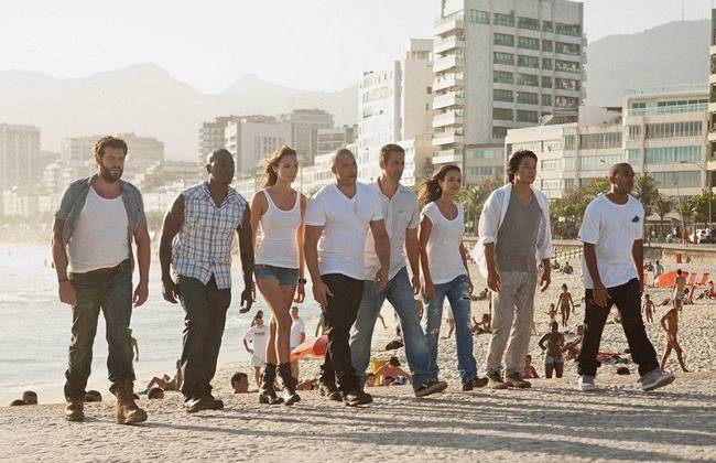 Dàn mỹ nhân, anh hùng của Fast Five diện trang phục ton-sur-ton trên bãi biển Rio ở Brazil - bối cảnh của phần này.