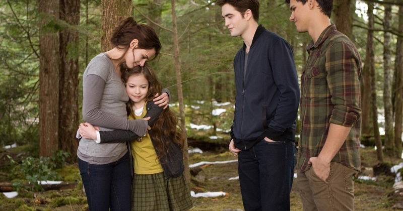 Bốn nhân vật chính trong Breaking Dawn 2 - Bella, Renesmee, Edward và Jacob. Ảnh: Summit.