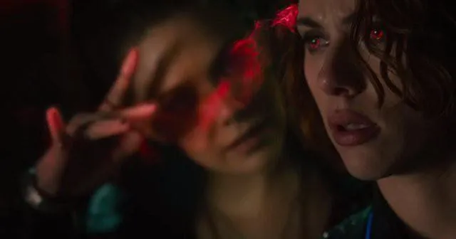 Black Widow rơi v&agrave;o thuật th&ocirc;i mi&ecirc;n của Scarlet Witch