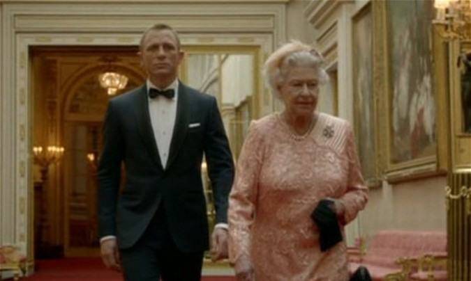 Bộ phim 007 sắp tới c&oacute; t&ecirc;n l&agrave; Skyfall (tr&ugrave;ng hợp chăng?). Ảnh chụp từ clip.