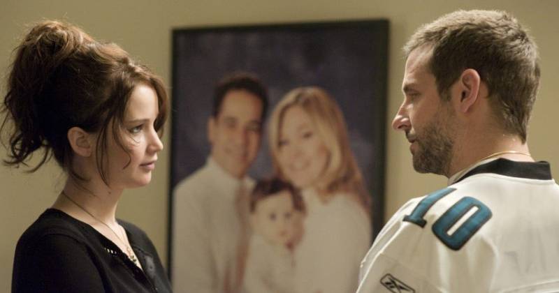 Jennifer Lawrence và Bradley Cooper trong một cảnh phim Silver Linings Playbook. Ảnh: Weinstein.