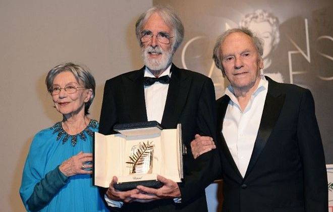 Đạo diễn Michael Haneke (giữa) và hai diễn viên chính của phim "Love" nhận giải Cành Cọ Vàng tại LHP Cannes năm nay. Ảnh: AFP.