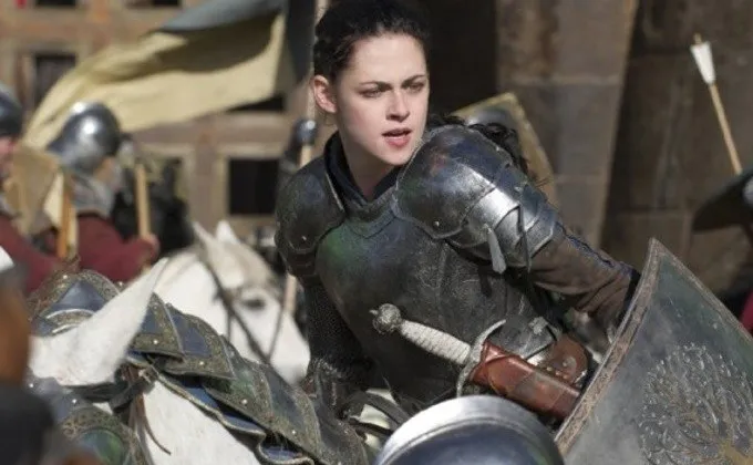 Snow White and The Huntsman xuống thứ ba tuần này. Ảnh: Universal.