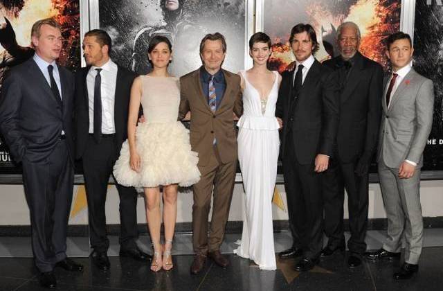 Đạo diễn Christopher Nolan (ngoài cùng bên trái) và dàn diễn viên The Dark Knight Rises trong buổi ra mắt bộ phim ở New York (Mỹ) hôm 16/7. Ảnh: WEN.