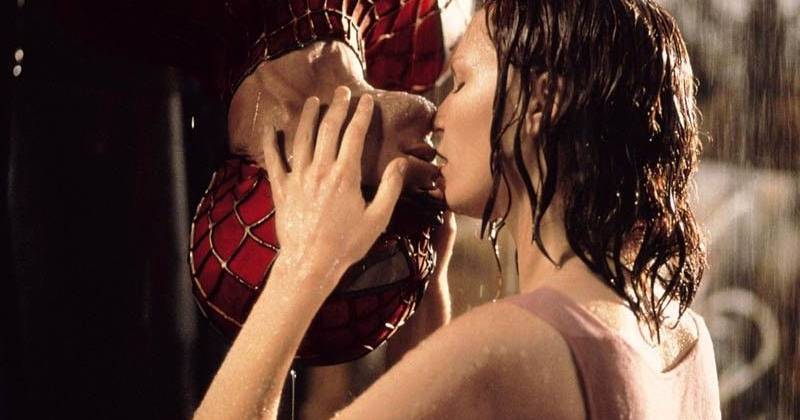 Trong bối cảnh ướt át, nụ hôn ngược của Người Nhện (Tobey Marguire) và nàng Mary Jane (Kirsten Dunst) trong bộ phim "Spider Man" đã trở thành nụ hôn kinh điển của Hollywood và có tầm ảnh hưởng tới nhiều bộ phim sau này.