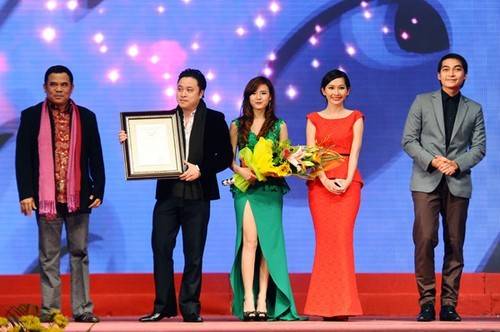 Đại diện đoàn phim Thiên mệnh anh hùng gồm có đạo diễn Victor Vũ, ba diễn viên - Midu, Kim Hiền, Khương Ngọc - lên sân khấu nhận giải.