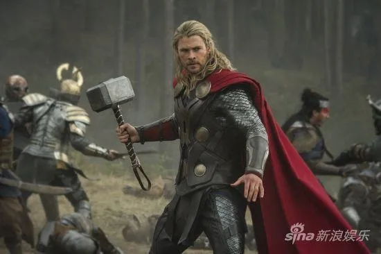 Thor v&agrave; chiếc b&uacute;a đầy uy lực trong cuộc chiến h&ugrave;ng tr&aacute;ng nhất.