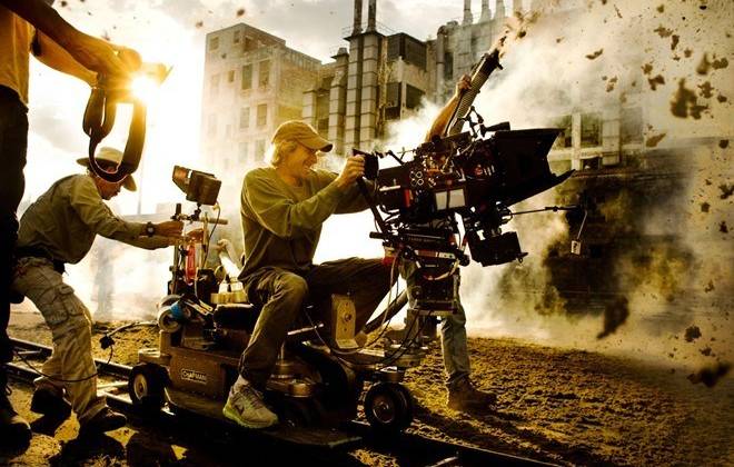 Đạo diễn Michael Bay trên phim trường Transformers: Age of Extinction.
