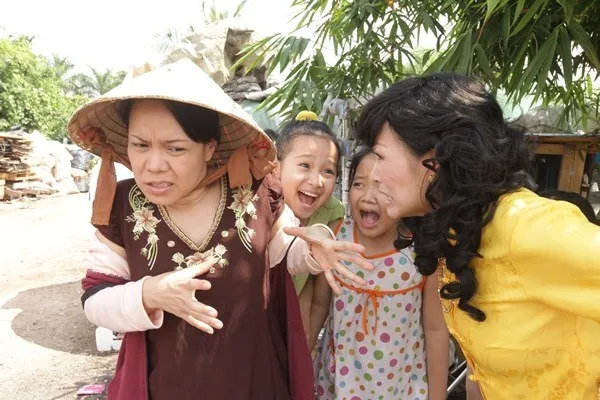 Cảnh Mai Nhỏ Nhẹ bảo vệ c&aacute;c con g&aacute;i của m&igrave;nh l&agrave; một trong những cảnh rất cảm động.