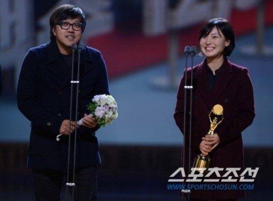 Đạo diễn Siêu trộm Choi Dong Hoon lên nhận giải (tay trái)