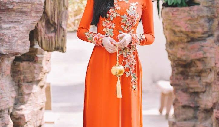 Cao Thuỳ Linh kiêu sa với chiếc tà áo dài màu cam trên tà áo dài với nhiều điểm nhấn nữ tính kiêu sa.