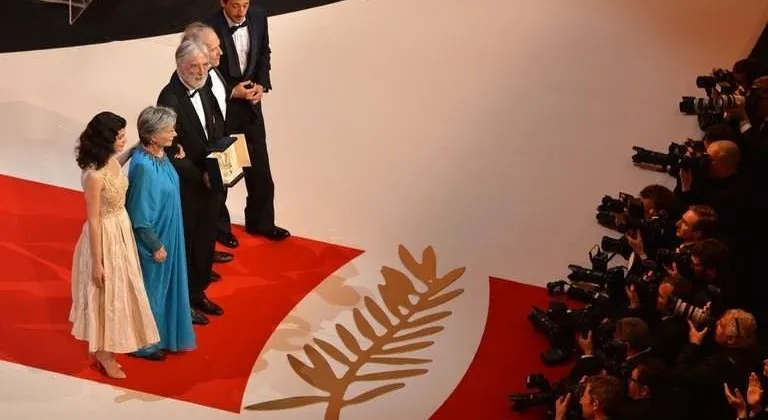 C&aacute;c diễn vi&ecirc;n Audrey Tautou v&agrave; Adrien Brody chụp ảnh c&ugrave;ng đạo diễn Michael Haneke v&agrave; hai diễn vi&ecirc;n của "Love". Ảnh: AFP.