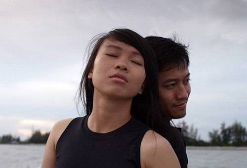 Quỳnh Hoa và Quý Bình trong một cảnh phim.