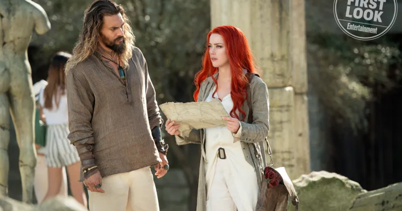 Arthur Curry và Mera (Amber Heard) đang thực hiện một nhiệm vụ trên mặt đất