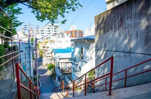 Ngôi đền này cũng nằm xung quanh trạm Shinanomachi, xuất hiện trong cảnh cuối cùng của phim.