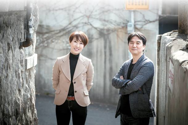 Bộ phim mới ra mắt gần đây Seven Years of Night, sản xuất bởi đạo diễn Choo Chang Min, được chuyển thể từ bộ truyện cùng tên do nhà văn Jeong You Jeong (bên trái) viết năm 2011