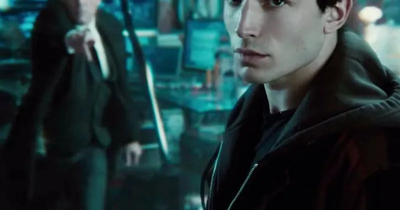 Sự xuất hiện của Ezra Miller với câu thoại khiến fan phát cuồng : “I need friends.”