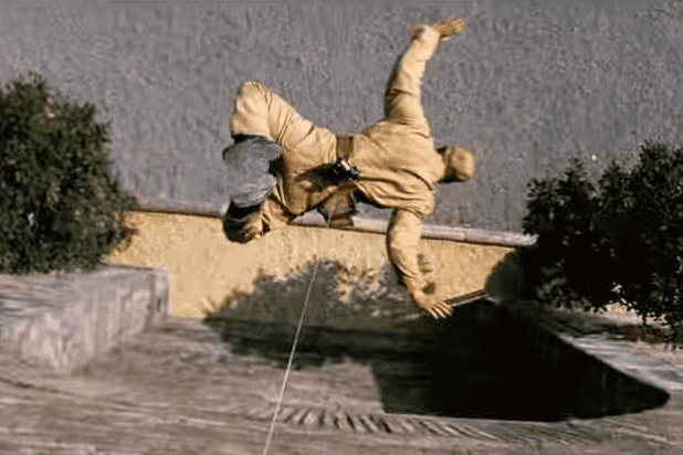 4. Missionn: Impossible III (2003) – 3 năm sau đó, Cruise làm việc cùng với đạo diễn J.J. Abrams trong một cảnh Ethan rơi xuống bức tường của Vatican, trong khi được một sợ dây cáp giữ lủng lẳng cách mặt đất vài cm vừa đủ để nhân vật không đập mặt. Trong thực thế, sợi cáp giữ cho Cruise khỏi gãy xương được các thành viên lực lưỡng trong đoàn giữ một đầu. 
